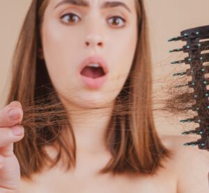 Mujer con caída del cabello