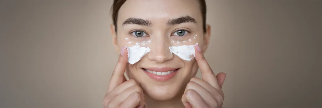 Mujer aplicandose crema con ácido hualurónico