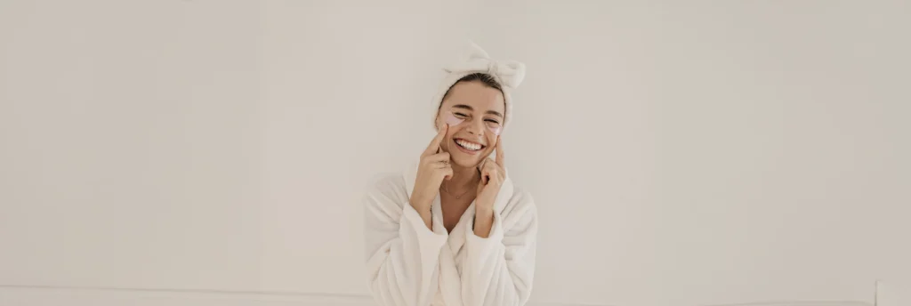 Mujer joven en el baño realizandose una rutina de skincare