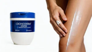 Mujer aplicandose en las piernas Cronoderm crema para piel seca