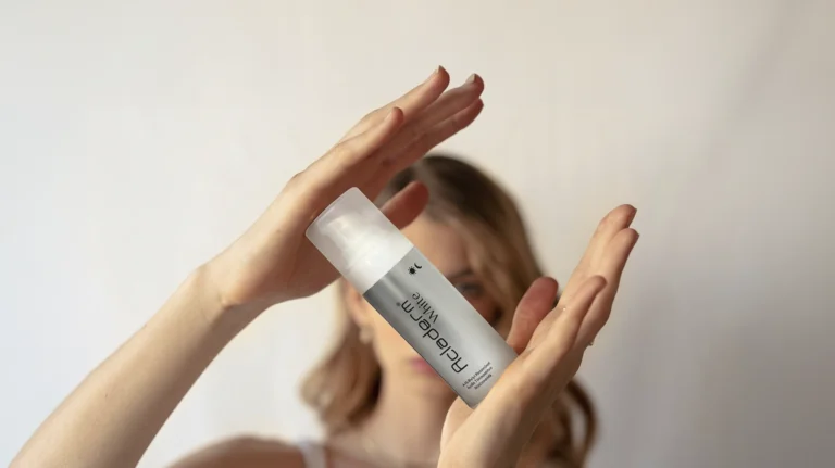 ácido tranexámico en Acladerm White en las manos de una modelo