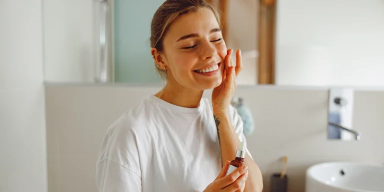 Mujer joven realizandose una rutina de limpieza facial