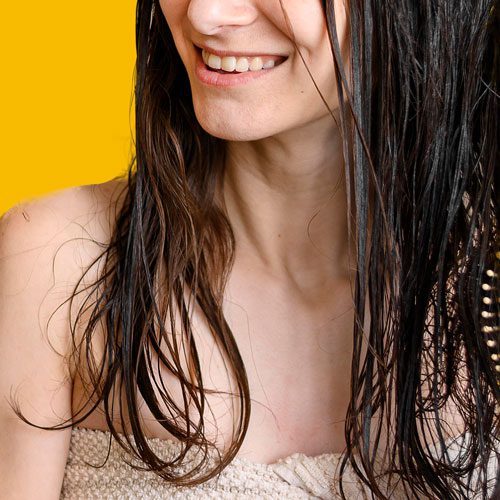 Mujer-aplicandose-acondicionador