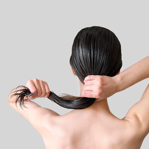 cabello-con-shampoo-anticaspa